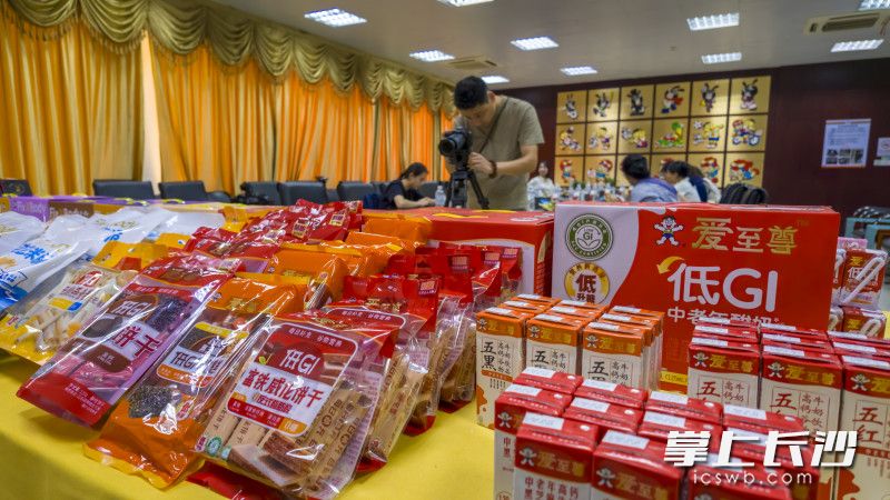 展示区里,有不少升级上新的产品。 长沙晚报全媒体记者 陈飞 摄 展示区里,有不少升级上新的产品。 长沙晚报全媒体记者 陈飞 摄