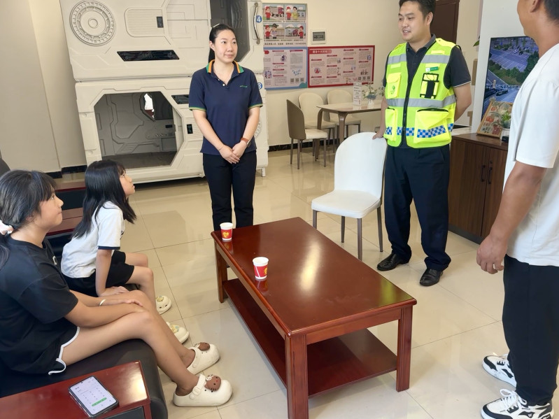 工作人员将孩子带到“司机之家”休息，平复了她们的情绪。