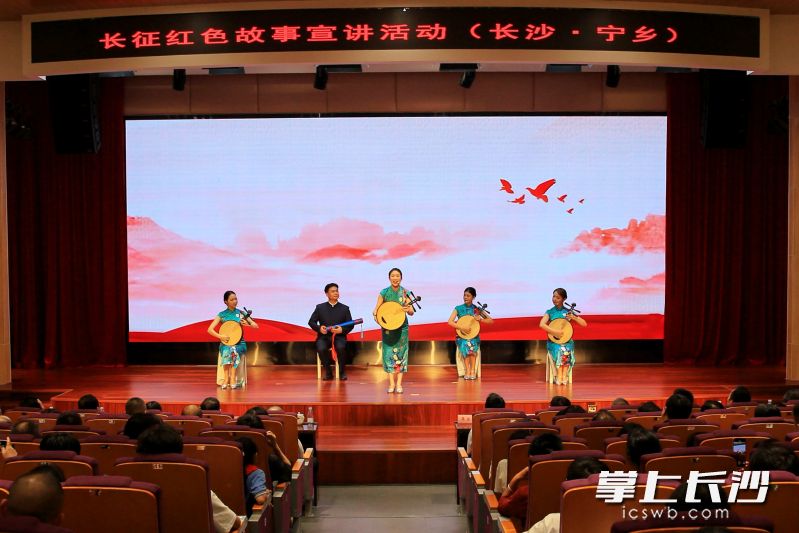 优秀讲解员依次登台,带来系列长征主题红色故事。长沙晚报全媒体记者 张禹 通讯员 佘沛夫 摄影报道 优秀讲解员依次登台,带来系列长征主题红色故事。长沙晚报全媒体记者 张禹 通讯员 佘沛夫 摄影报道