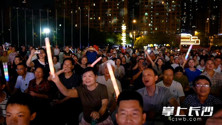 台下观众随旋律哼唱,掌声与喝彩此起彼伏。 台下观众随旋律哼唱,掌声与喝彩此起彼伏。