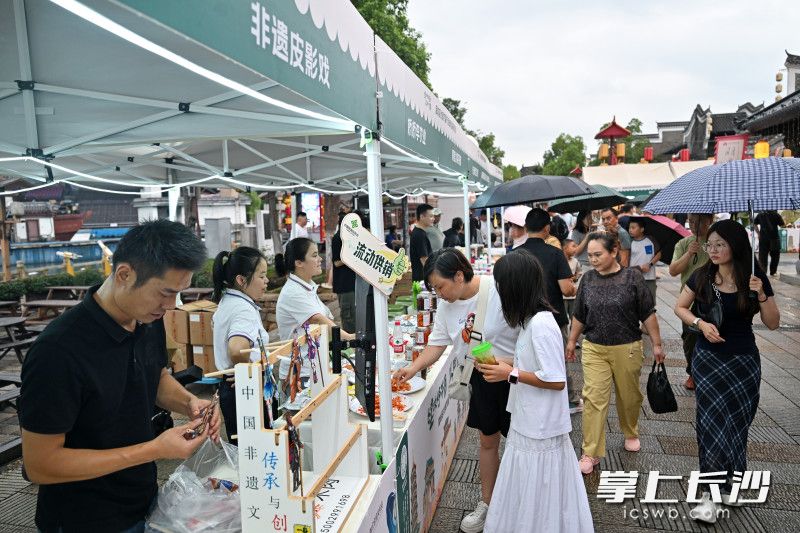 8月29日晚,“望城好物 水陆市集”望城区优质农副产品进景区展销活动在铜官窑国风乐园举行,现场人气颇旺。 均为长沙晚报全媒体记者 王志伟 摄 8月29日晚,“望城好物 水陆市集”望城区优质农副产品进景区展销活动在铜官窑国风乐园举行,现场人气颇旺。 均为长沙晚报全媒体记者 王志伟 摄