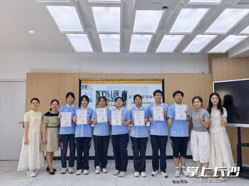 周南师生与社区代表合影。 周南师生与社区代表合影。