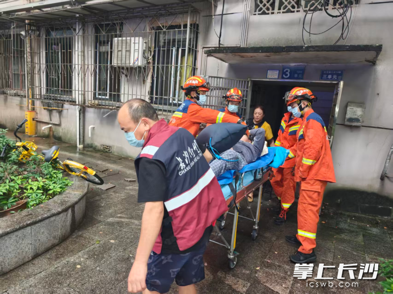 消防协助转运患病老人。