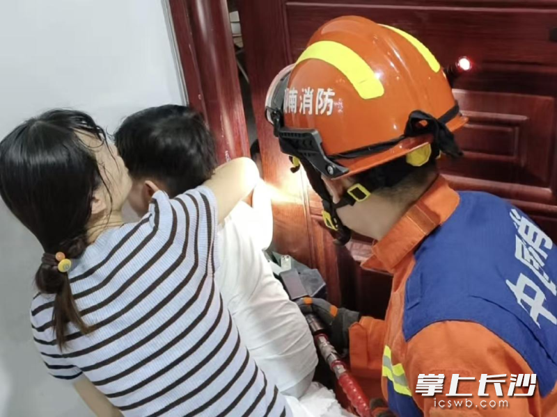 消防员救援手掌被卡门缝的幼童。 均为长沙晚报通讯员 蒋泽润 摄