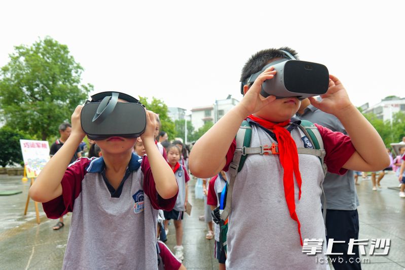 在博才梅溪湖小学（北岸校区），学生们正在进行VR长征体验。湘江早报全媒体记者 范龙贵 摄