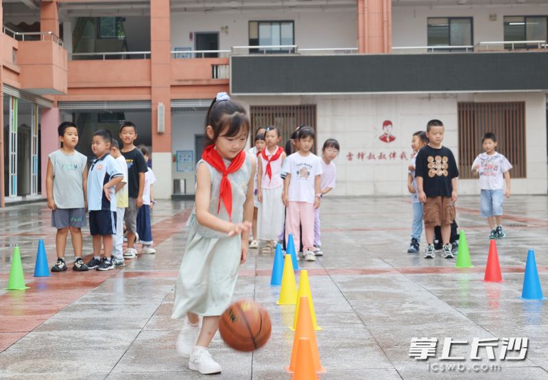 在雷锋小学，参加迎“篮”而上的孩子正认真运球跨越障碍。通讯员 黄毓芳 供图