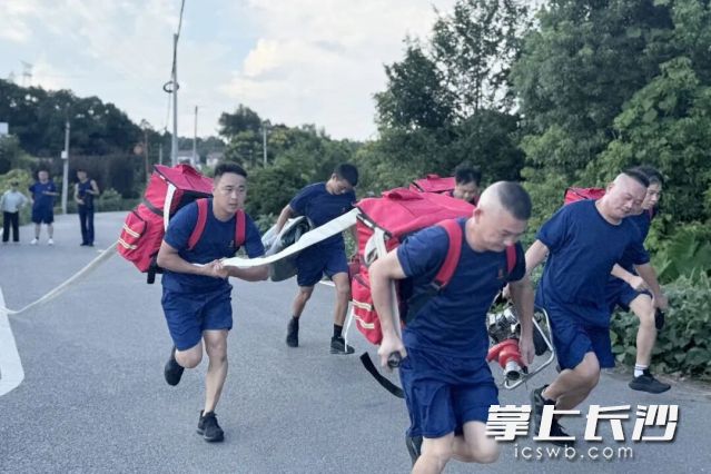 来自浏阳市森林防灭火专业救援队的60名骨干队员参与实训实测。