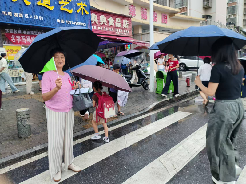 白马桥街道关工委开展专项护学志愿服务行动。通讯员供图 白马桥街道关工委开展专项护学志愿服务行动。通讯员供图