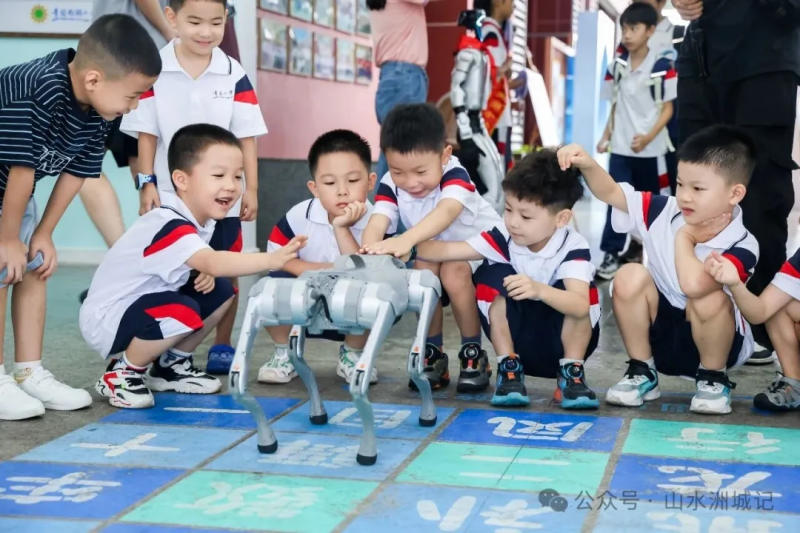 摸摸机器狗，孩子们开心地和它互动。长沙晚报全媒体记者 张炎炎 摄