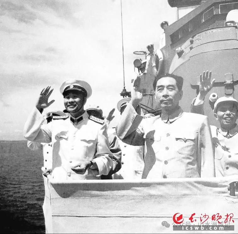 1957年8月4日,萧劲光(左)陪同周恩来总理视察海军部队。新华社发 图片来源:长沙晚报历史报纸数据库 1957年8月4日,萧劲光(左)陪同周恩来总理视察海军部队。新华社发 图片来源:长沙晚报历史报纸数据库