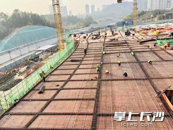 “金霞速度”助推青竹湖湘一东校一年建成。 “金霞速度”助推青竹湖湘一东校一年建成。