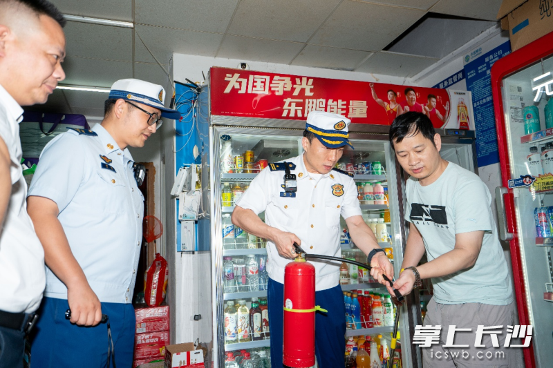 检查组在进行夜查。 长沙晚报通讯员 张佳欣 摄 检查组在进行夜查。 长沙晚报通讯员 张佳欣 摄