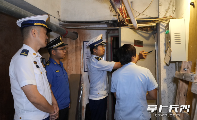 图为检查组在进行夜查。长沙晚通讯员 寻艳 摄 图为检查组在进行夜查。长沙晚通讯员 寻艳 摄
