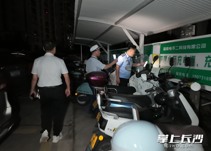 消防在夜查。 长沙晚报通讯员 方圆 摄 消防在夜查。 长沙晚报通讯员 方圆 摄