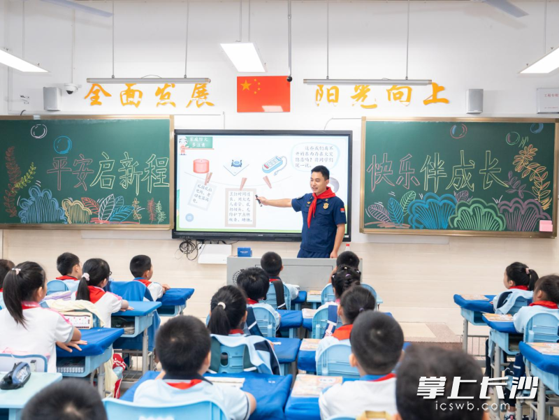 消防宣传员在上安全课。 均为长沙晚报通讯员 文稳 摄 消防宣传员在上安全课。 均为长沙晚报通讯员 文稳 摄