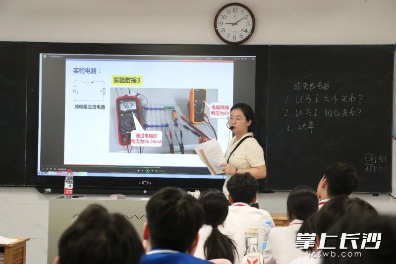 本次推门听课活动覆盖面广、专业性强,涵盖语文、数学、英语等基础文化课程以及各专业核心课程。 长沙晚报通讯员 吴世一 摄 本次推门听课活动覆盖面广、专业性强,涵盖语文、数学、英语等基础文化课程以及各专业核心课程。 长沙晚报通讯员 吴世一 摄
