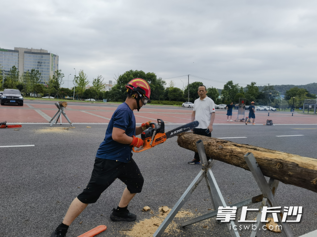 训练场上，教官现场手把手教学。