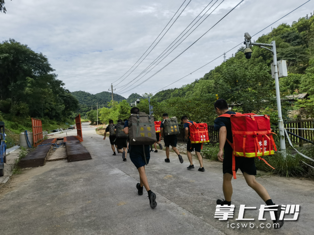 湘江新区专业森林消防应急救援队在野外驻训场开展实测实训。 均为长沙晚报通讯员向玲娅供图