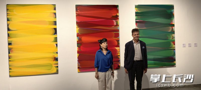 中德两国艺术家在自己的作品前合影。