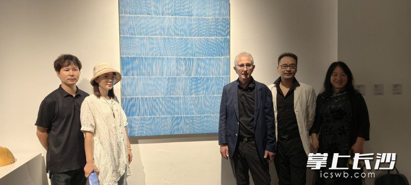观众纷纷与德国艺术家合影。