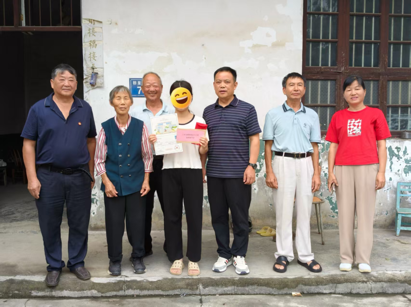 宁乡市城郊街道银晖助学团为困境大学新生送上助学款。通讯员供图 宁乡市城郊街道银晖助学团为困境大学新生送上助学款。通讯员供图