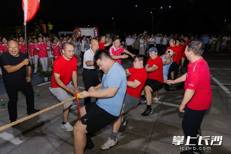“绳聚永新”群众拔河主题活动现场。长沙晚报通讯员 陈淑敏 供图 “绳聚永新”群众拔河主题活动现场。长沙晚报通讯员 陈淑敏 供图