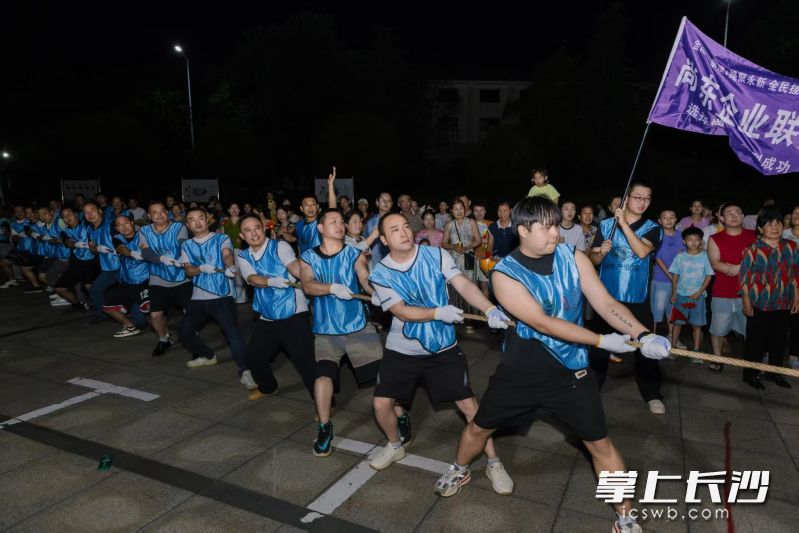 “绳聚永新”群众拔河主题活动现场。长沙晚报通讯员 陈淑敏 供图 “绳聚永新”群众拔河主题活动现场。长沙晚报通讯员 陈淑敏 供图