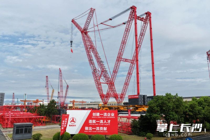 该设备集硬核性能、高效作业、智能安全三大优势于一身。 该设备集硬核性能、高效作业、智能安全三大优势于一身。