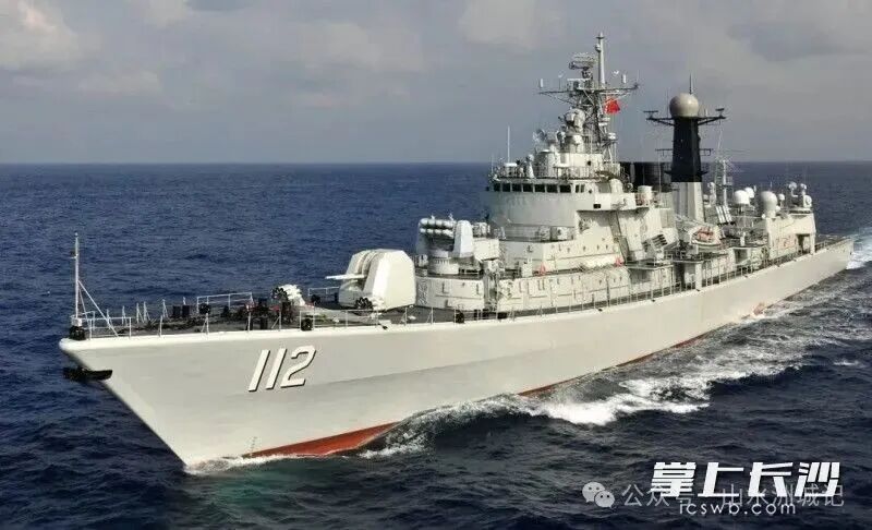 112舰(舰名:哈尔滨舰)退役后,即刻启程前往长沙,将作为国防教育基地永久停靠在湘江之畔。 图源:人民海军 112舰(舰名:哈尔滨舰)退役后,即刻启程前往长沙,将作为国防教育基地永久停靠在湘江之畔。 图源:人民海军