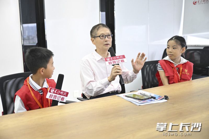 彭小平接受小记者采访。