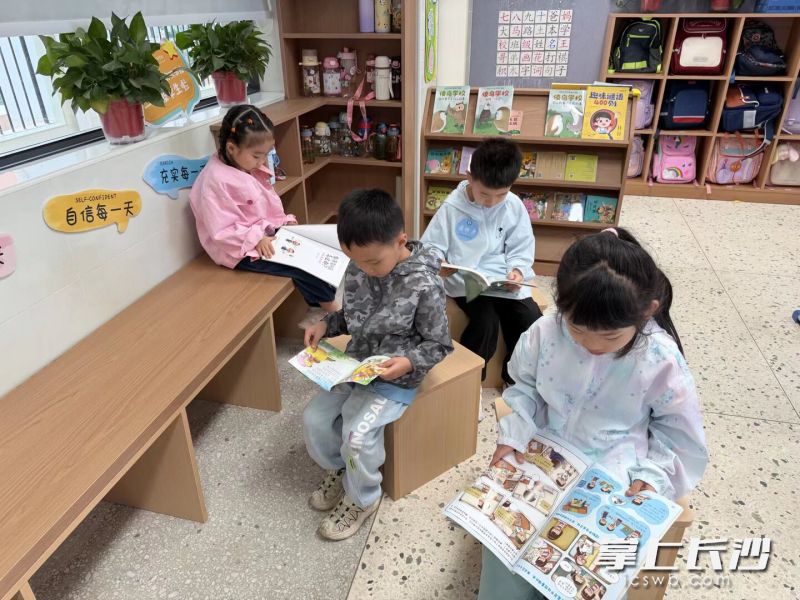 同学们在教室的阅读角认真阅读。 长沙晚报通讯员 沈婷 摄 同学们在教室的阅读角认真阅读。 长沙晚报通讯员 沈婷 摄