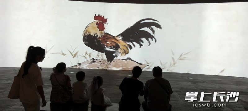 宽大电子屏中的作品。
