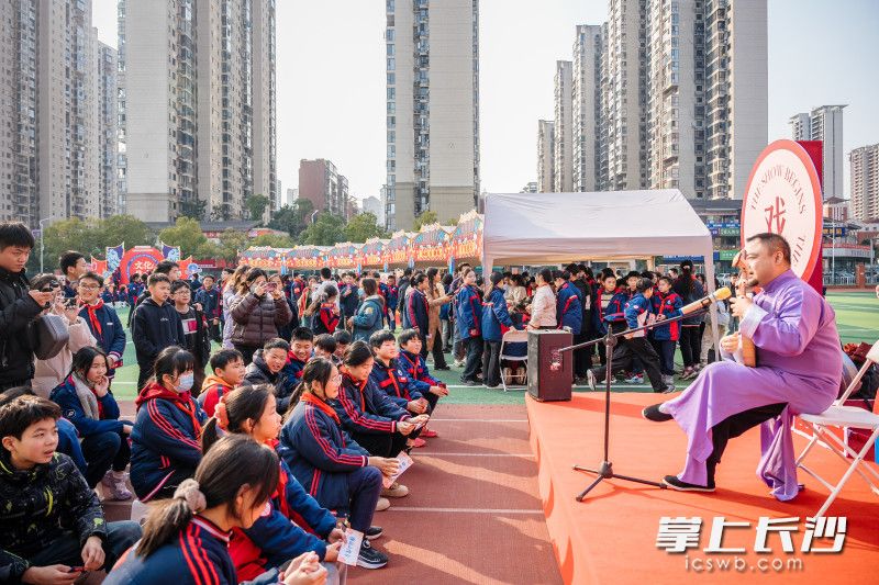 在“非遗班的少年”长沙市戏曲进校园活动中，组织“戏曲文化集市”“弹词小擂台”进校。