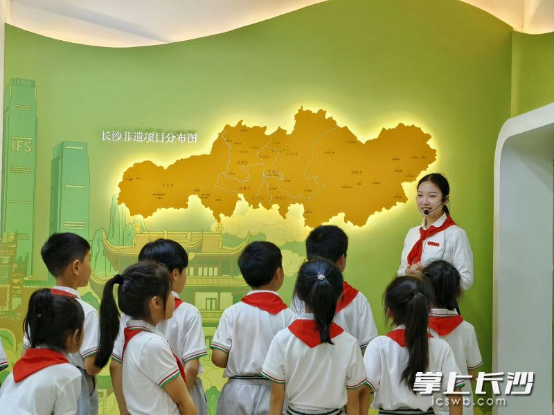 在长沙非物质文化遗产馆湘府英才益清小学分馆内，专业讲解员为益清小学的“小小讲解员”做非遗讲解培训。 均为通讯员供图