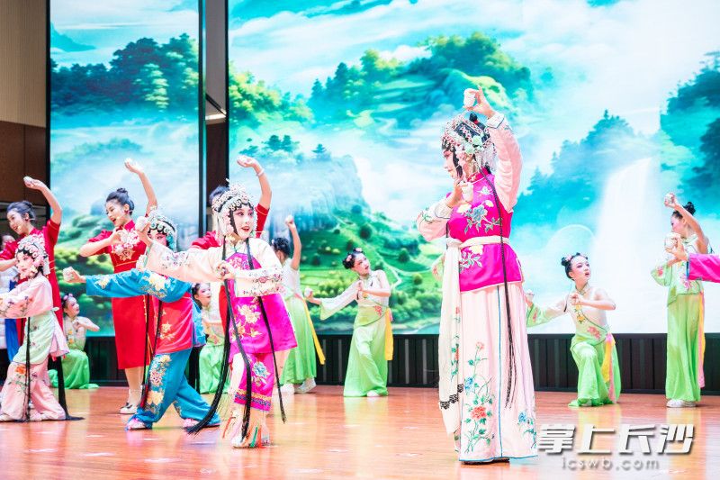 在“非遗班的少年”长沙市戏曲进校园活动年度展演中，长沙花鼓戏市级代表性传承人陈雨晴带领“开福小戏骨”表演《采茶调》。