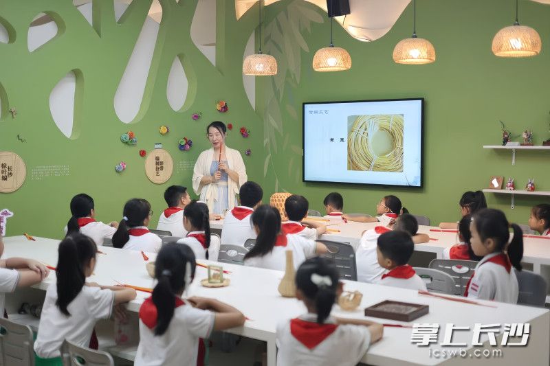在长沙非物质文化遗产馆湘府英才益清小学分馆开展非遗竹编课。
