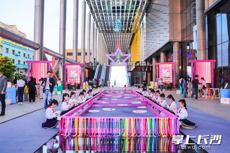 雨花区育新小学师生在全国第八届中小学生艺术展演开幕式上表演湘绣展演节目《锦绣织山河》。