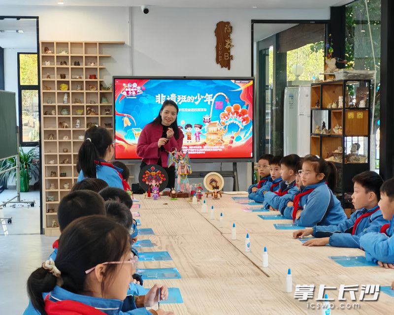 在长沙市戏曲进校园活动中，长沙面塑区级代表性传承人彭凤玲在岳麓区实验小学开展“面塑＋戏曲”融合课。