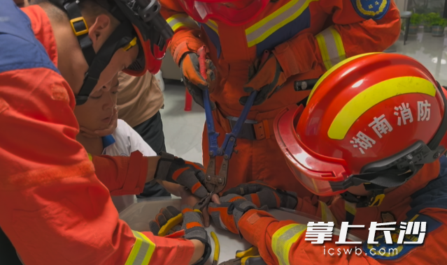 消防员正在救援。 长沙晚报通讯员 宾顺富供图 消防员正在救援。 长沙晚报通讯员 宾顺富供图