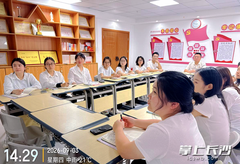 老师们分组观看《精神传承——从抗战精神到教育使命》专题课程。 学校供图 老师们分组观看《精神传承——从抗战精神到教育使命》专题课程。 学校供图