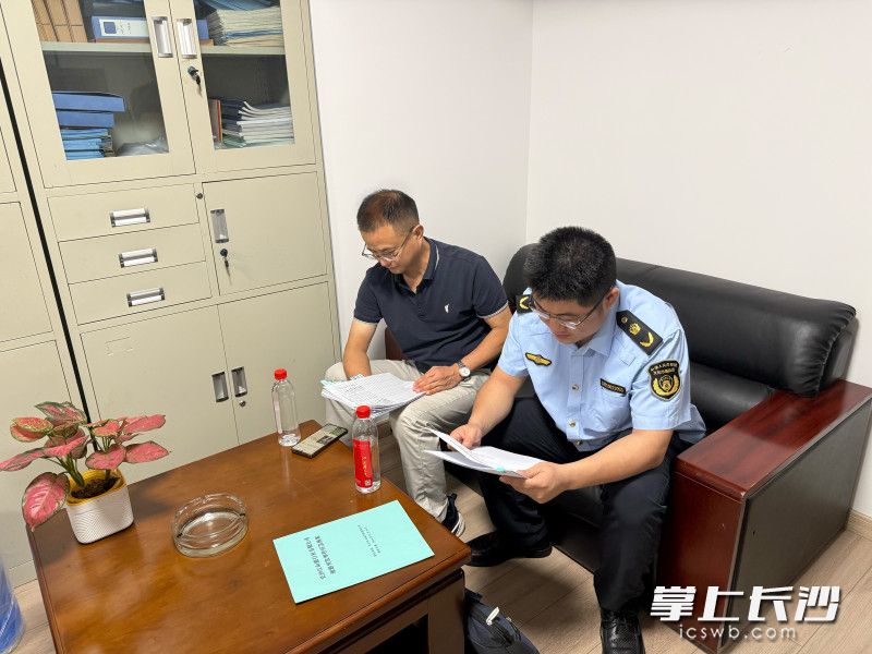 执法人员进行突击检查。 长沙晚报通讯员 严思宇 供图 执法人员进行突击检查。 长沙晚报通讯员 严思宇 供图