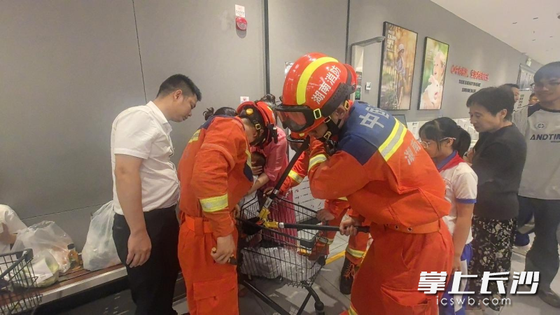 消防员正展开营救。 长沙晚报通讯员 李杜 摄 消防员正展开营救。 长沙晚报通讯员 李杜 摄