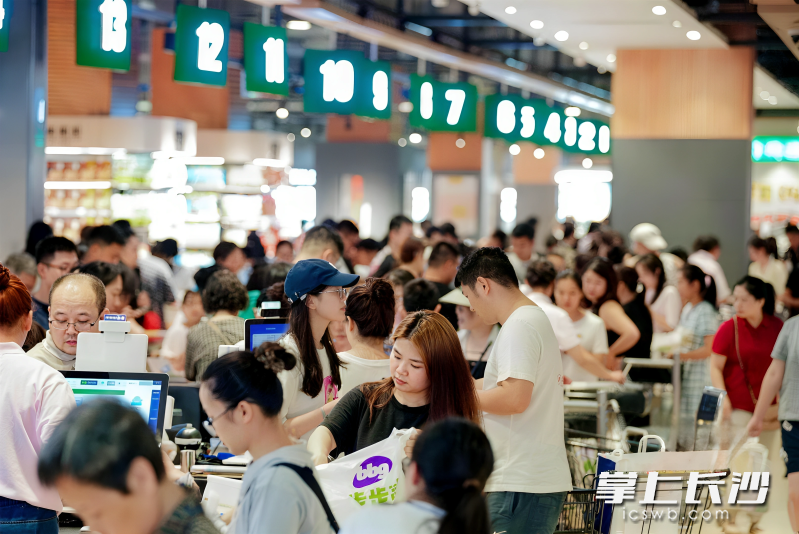 步步高历时两年多的门店调改进入红利释放期,门店客流量和营收实现稳步提升。步步高 供图 步步高历时两年多的门店调改进入红利释放期,门店客流量和营收实现稳步提升。步步高 供图