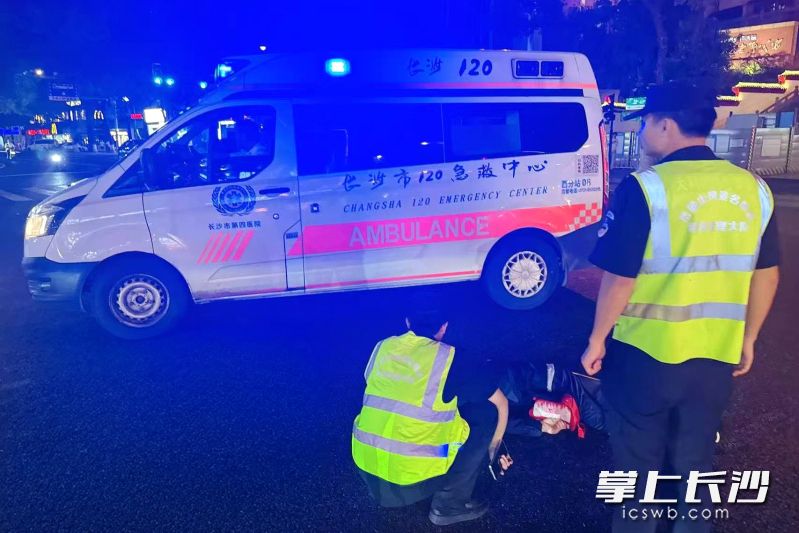 从发现男子到救护车抵达现场,综管队员们仅用4分钟就完成了救援接力。 从发现男子到救护车抵达现场,综管队员们仅用4分钟就完成了救援接力。
