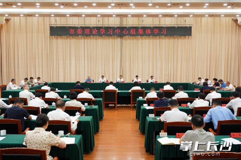 9月3日,市委理论学习中心组开展集体学习。副省长、市委书记陈竞主持并讲话。 长沙晚报全媒体记者 郭雨滴 摄 9月3日,市委理论学习中心组开展集体学习。副省长、市委书记陈竞主持并讲话。 长沙晚报全媒体记者 郭雨滴 摄