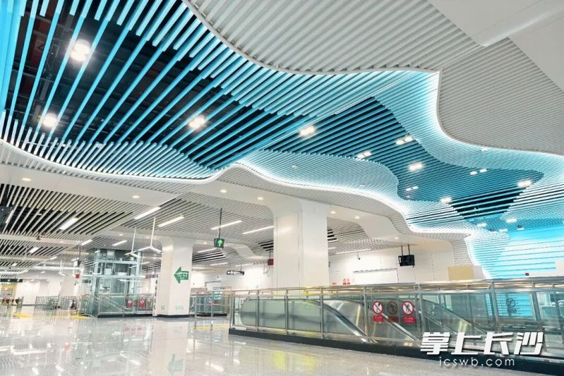 2号线西延二期将湘江水波的灵动融入车站空间。 2号线西延二期将湘江水波的灵动融入车站空间。