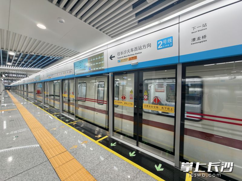 9月4日清晨6时30分，长沙地铁2号线列车准时从梅溪湖西站驶出，一路向西驶入新开通的西延二期段。均为 湘江早报全媒体记者 罗钟杰 摄