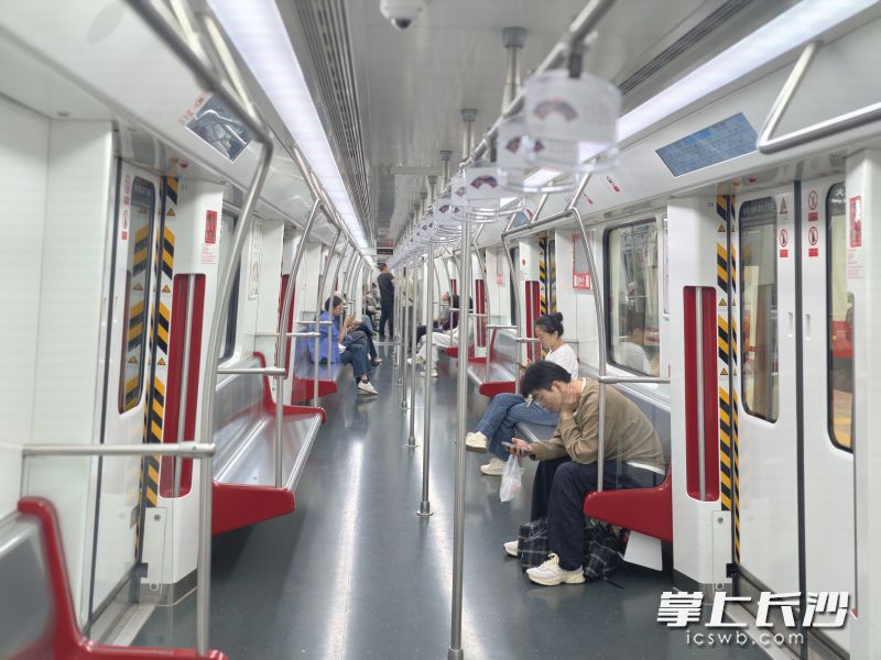 随着车站开门迎客，首批乘客踏上了向西的旅程。