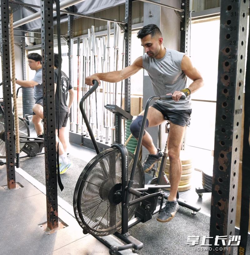 下班后,山姆在健身房锻炼身体。 下班后,山姆在健身房锻炼身体。