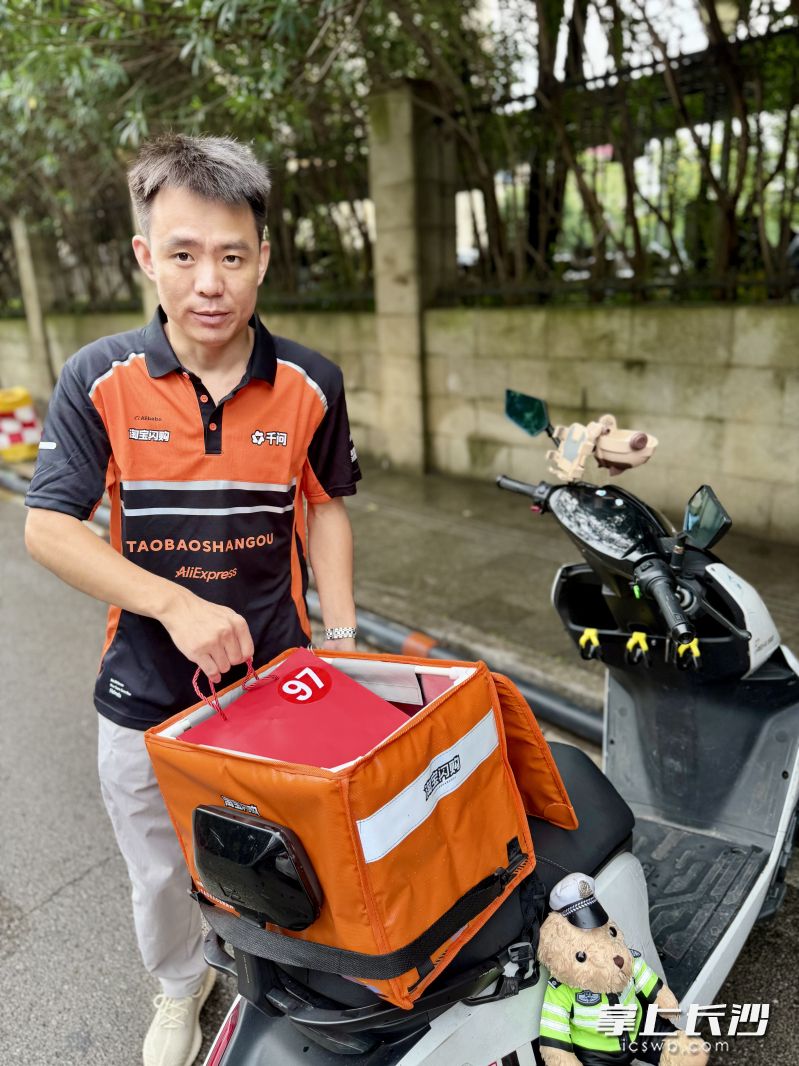 小哥羞涩地将护肤品收好,准备给爱人一个惊喜。 均为长沙晚报全媒体记者李卓摄 小哥羞涩地将护肤品收好,准备给爱人一个惊喜。 均为长沙晚报全媒体记者李卓摄